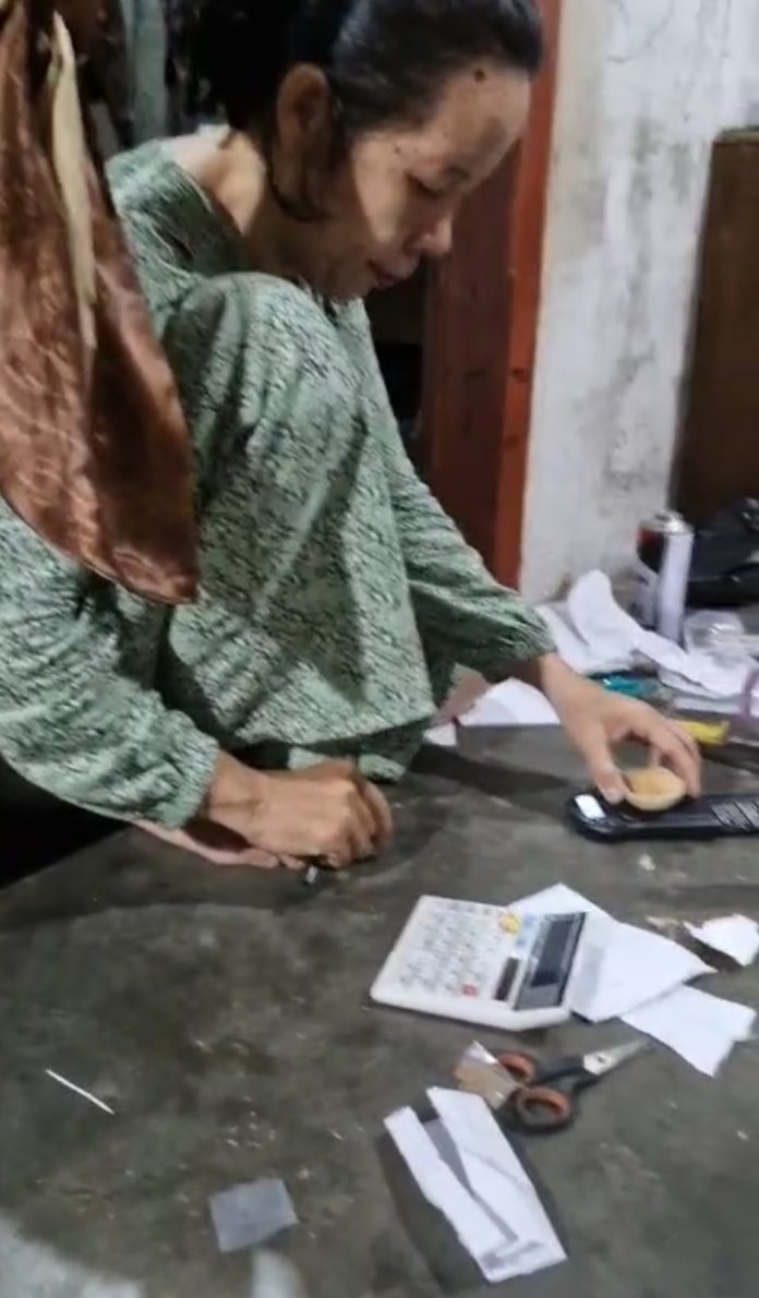 Screenshot_20250528_195944_WhatsApp Foto : Terlihat Mak Gadis sedang melayani penjual emas ilegal